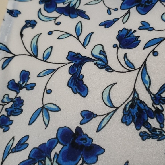 French Connection. Blues & White Floral Top' Raglan 3/4 Sleeves; Scoop Neck. EUC - Picture 2 of 12